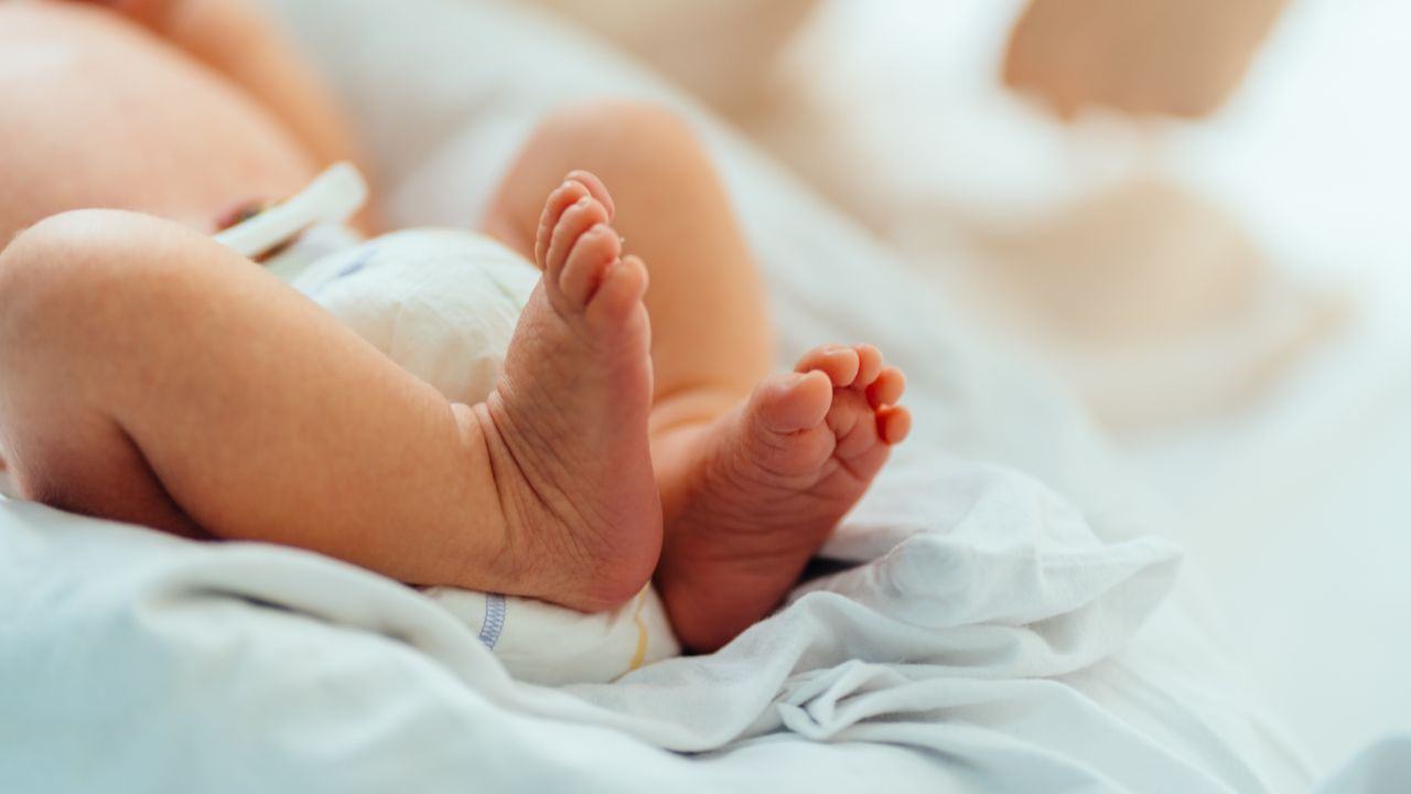 Mama trimisa in judecata dupa ce ar fi incercat sa isi ucida copilul de 12 zile. Medicii au alertat politia